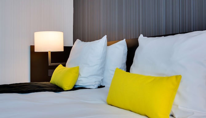 Radisson Blu Hotel Amsterdam Airport - Guest room with king bed