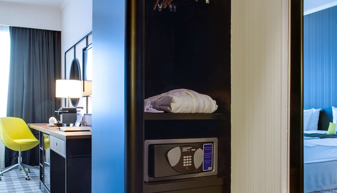 Radisson Blu Hotel Amsterdam Airport - Guest room entrance