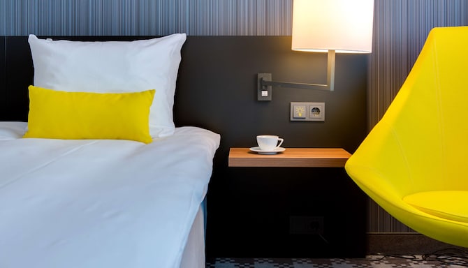 Radisson Blu Hotel Amsterdam Airport - Guest Room Yellow