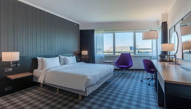 Radisson Blu Hotel Amsterdam Airport - Junior Suite mit Flughafenblick