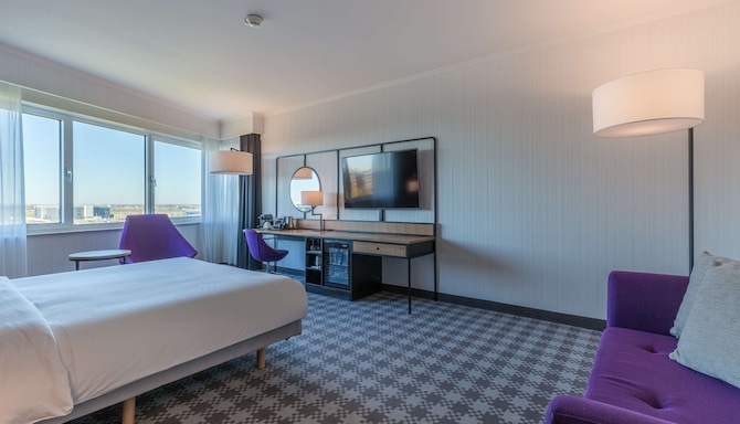 Radisson Blu Hotel Amsterdam Airport - Junior Suite mit Flughafenblick