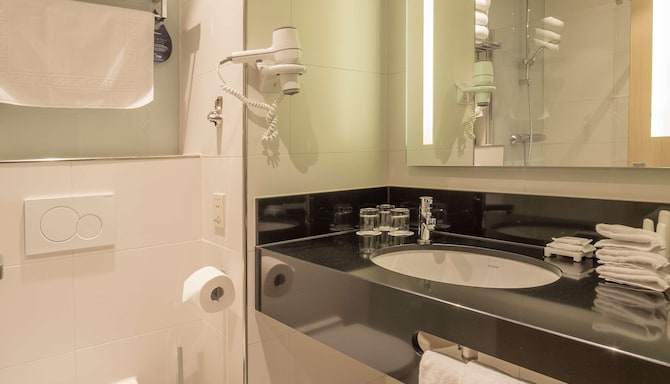 Radisson Blu Hotel, Amsterdam City Center - Family Room bathroom