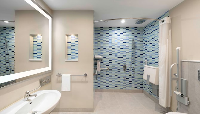 Radisson Blu Hotel and Convention Centre, Riyadh Minhal - حمام غرفة الضيوف (يمكن الوصول إليه)