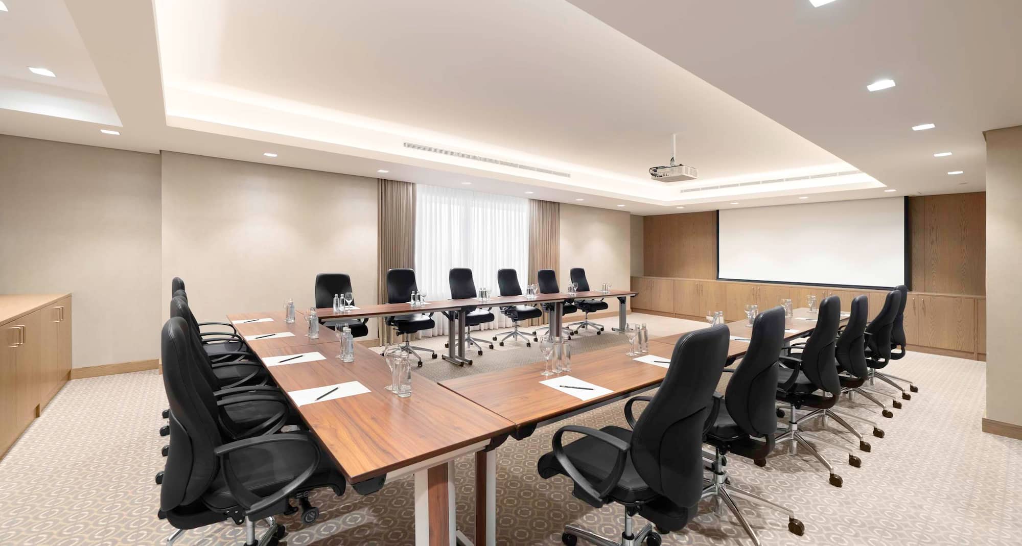 Radisson Blu Hotel and Convention Centre, Riyadh Minhal - Al Bateel Meeting Room