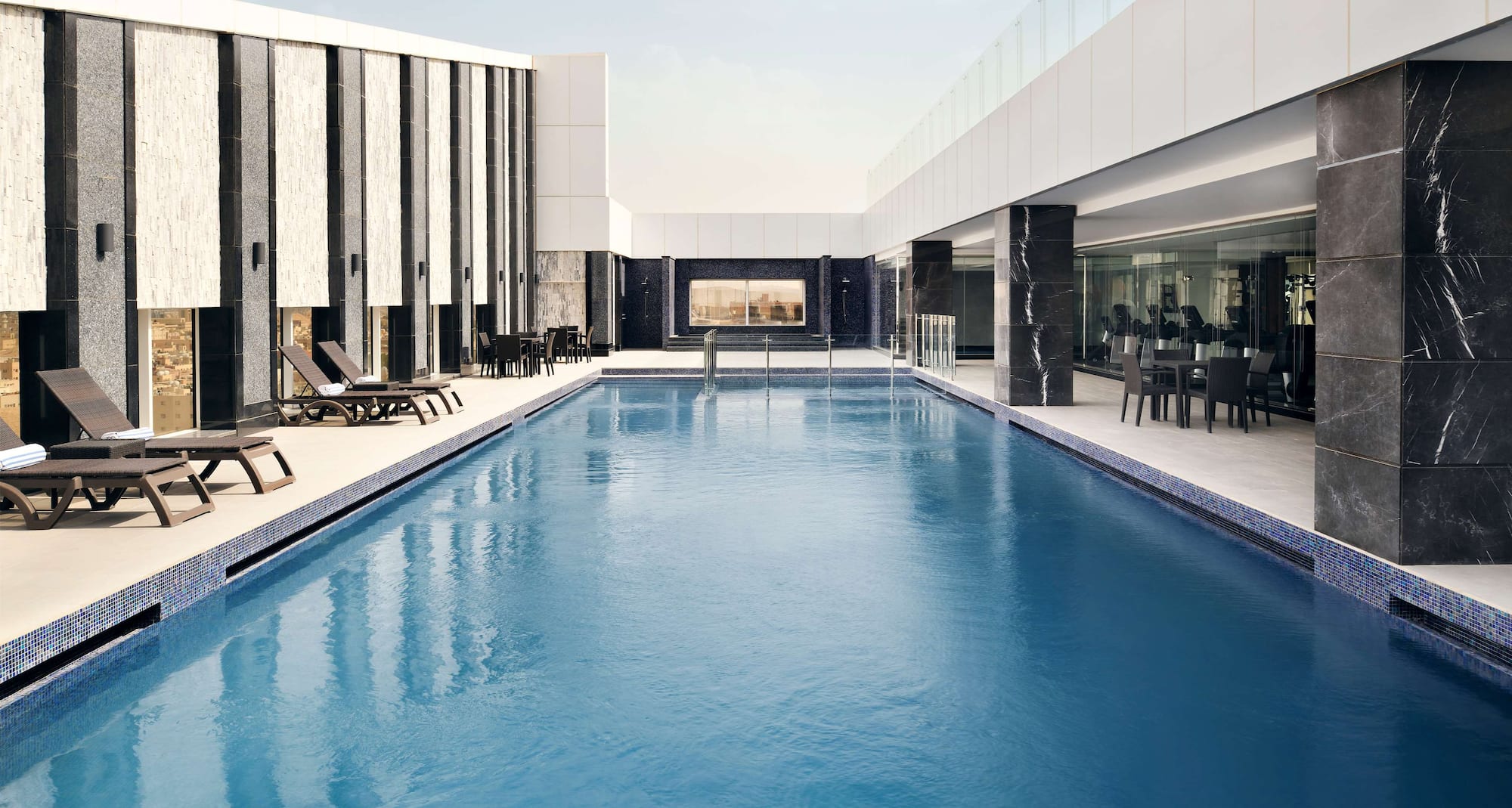 Radisson Blu Hotel and Convention Centre, Riyadh Minhal - إطلالة على حمام السباحة