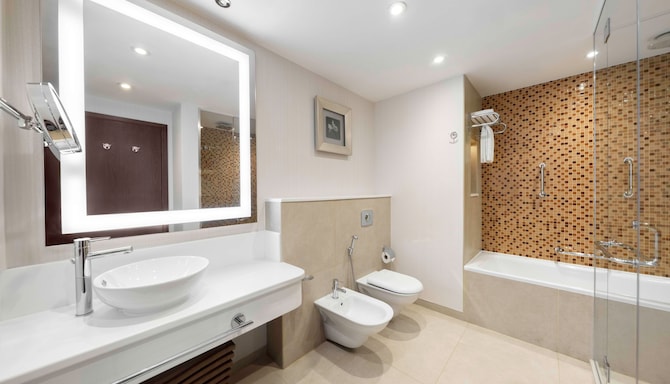 Radisson Blu Hotel and Convention Centre, Riyadh Minhal - حمام الجناح