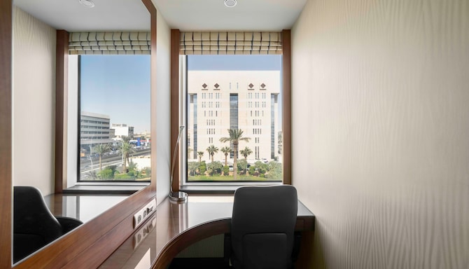 Radisson Blu Hotel and Convention Centre, Riyadh Minhal - منظر من الجناح