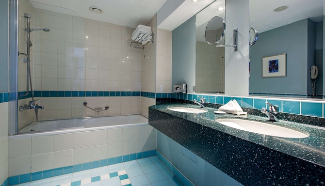 Radisson Blu Hotel, Ankara - Junior Suite bathroom
