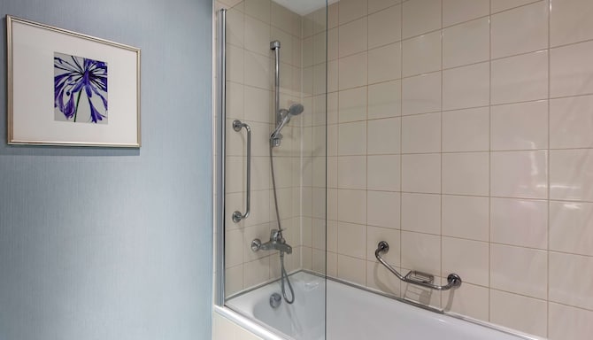 Radisson Blu Hotel, Ankara - Family Suite bathroom