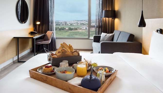 Radisson Blu Hotel, Antananarivo Waterfront - RHG_TNRZA_Breakfast-in-bed