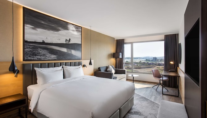 Radisson Blu Hotel, Antananarivo Waterfront - Premium Room Waterfront View One King Bed