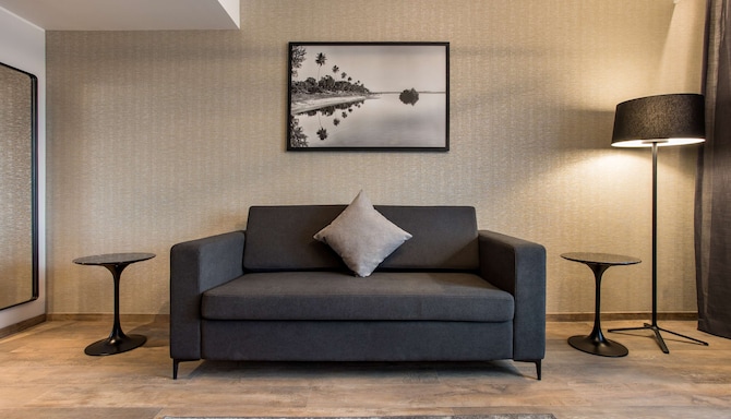 Radisson Blu Hotel, Antananarivo Waterfront - Suite One King Bed