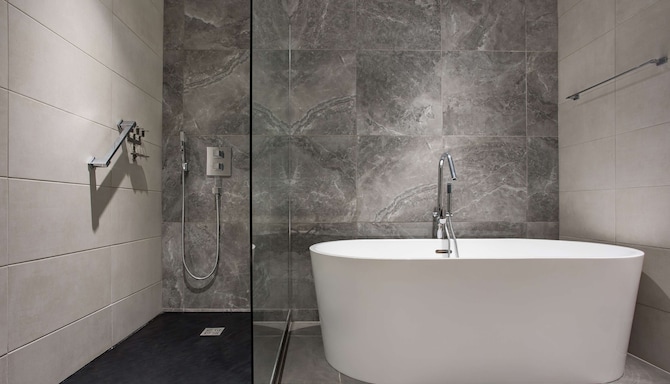 Radisson Blu Hotel, Antananarivo Waterfront - Suite One King Bed