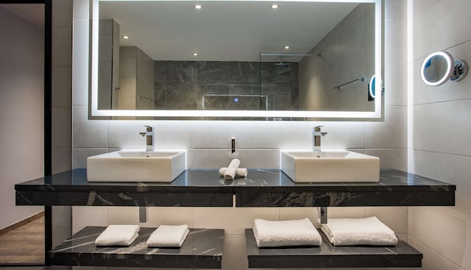 Radisson Blu Hotel, Antananarivo Waterfront - Suite One King Bed