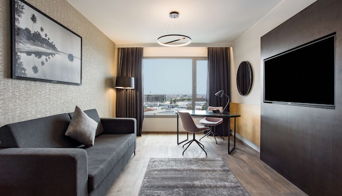 Radisson Blu Hotel, Antananarivo Waterfront - Suite One King Bed