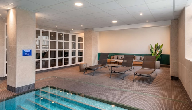 Radisson Blu Hotel, Antwerp City Centre - Swimming pool lounge area