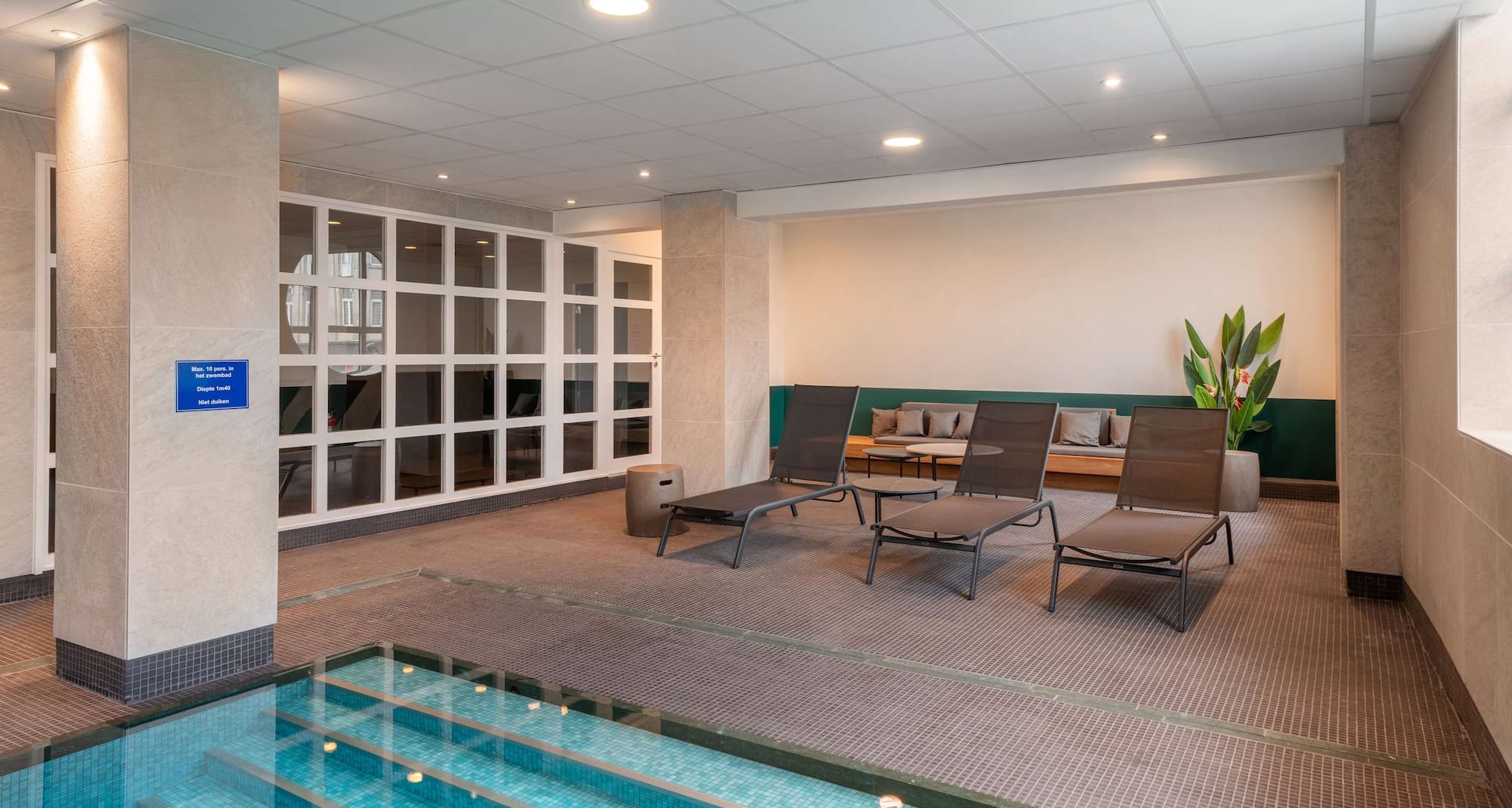 Radisson Blu Hotel, Antwerp City Centre - Loungeruimte bij het zwembad