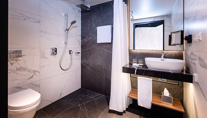 Radisson Blu Hotel at Porsche Design Tower Stuttgart - Gästrum badkar (tillgängligt)