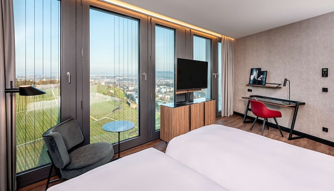 Erleben Sie das Radisson Blu Hotel at Porsche Design Tower Stuttgart