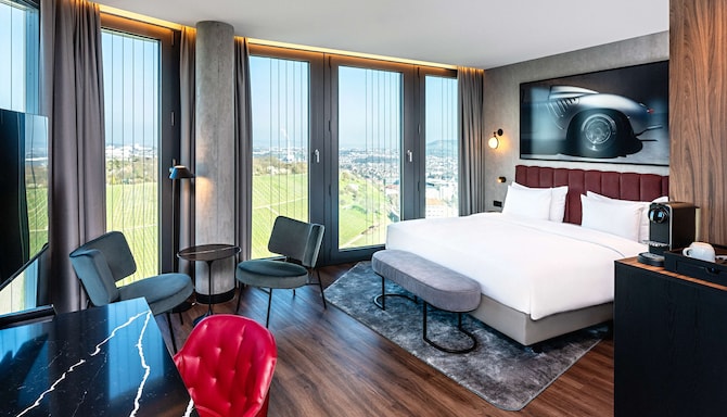 Erleben Sie das Radisson Blu Hotel at Porsche Design Tower Stuttgart