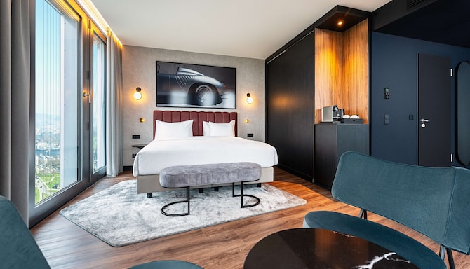 Erleben Sie das Radisson Blu Hotel at Porsche Design Tower Stuttgart