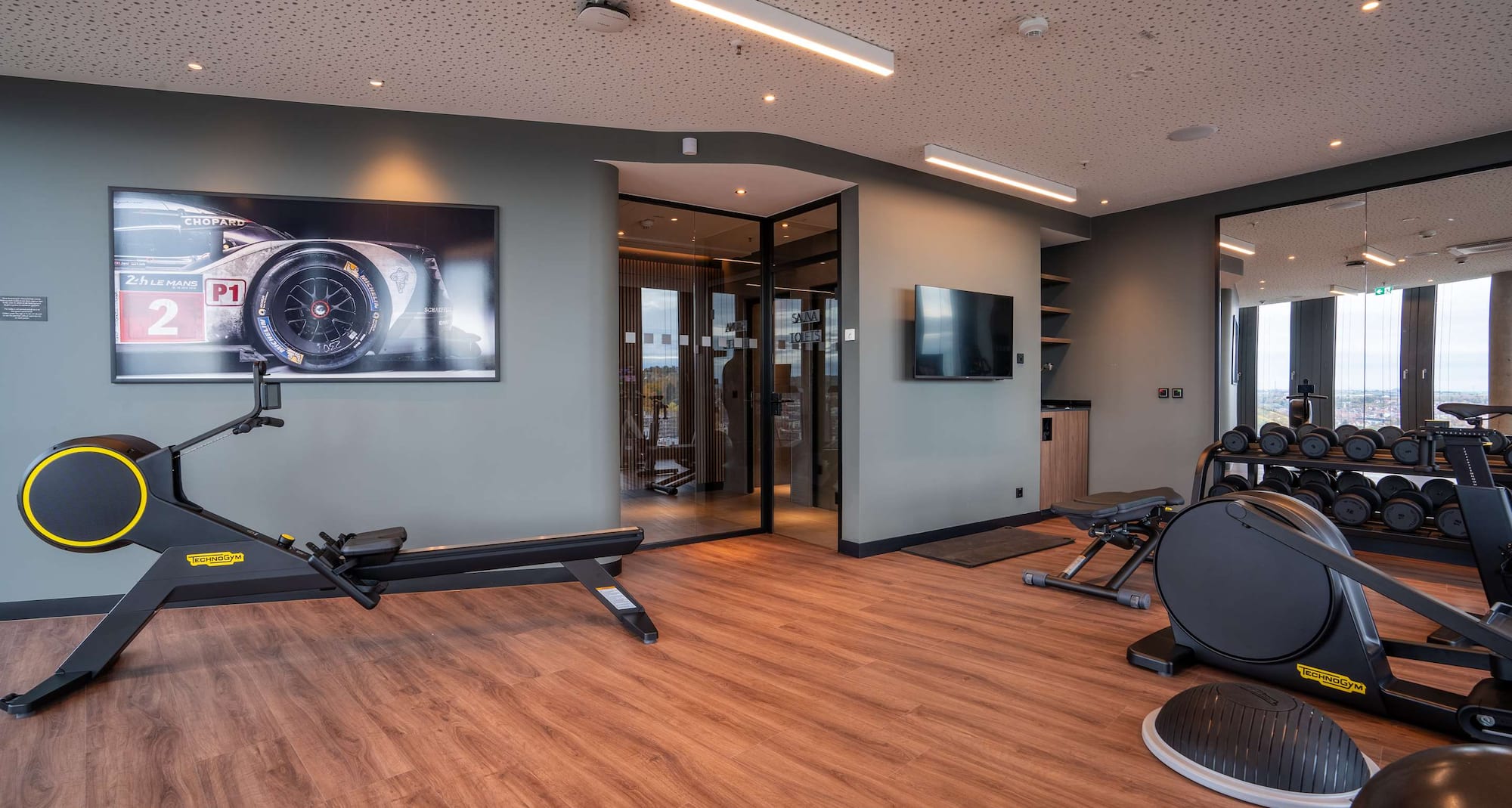 Radisson Blu Hotel at Porsche Design Tower Stuttgart - Gym