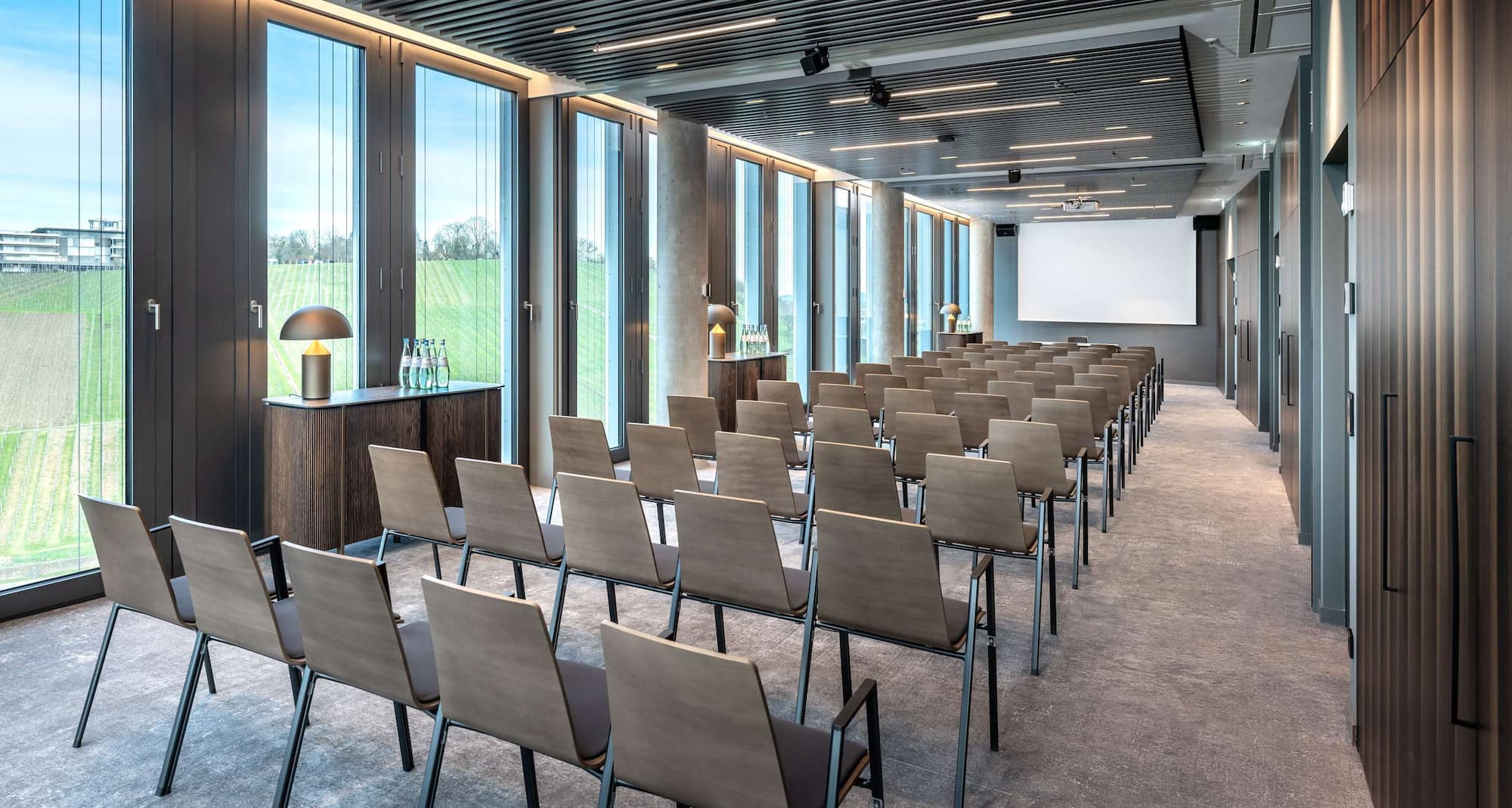 Radisson Blu Hotel at Porsche Design Tower Stuttgart - Meetingraum Targa 1-3 - Theater