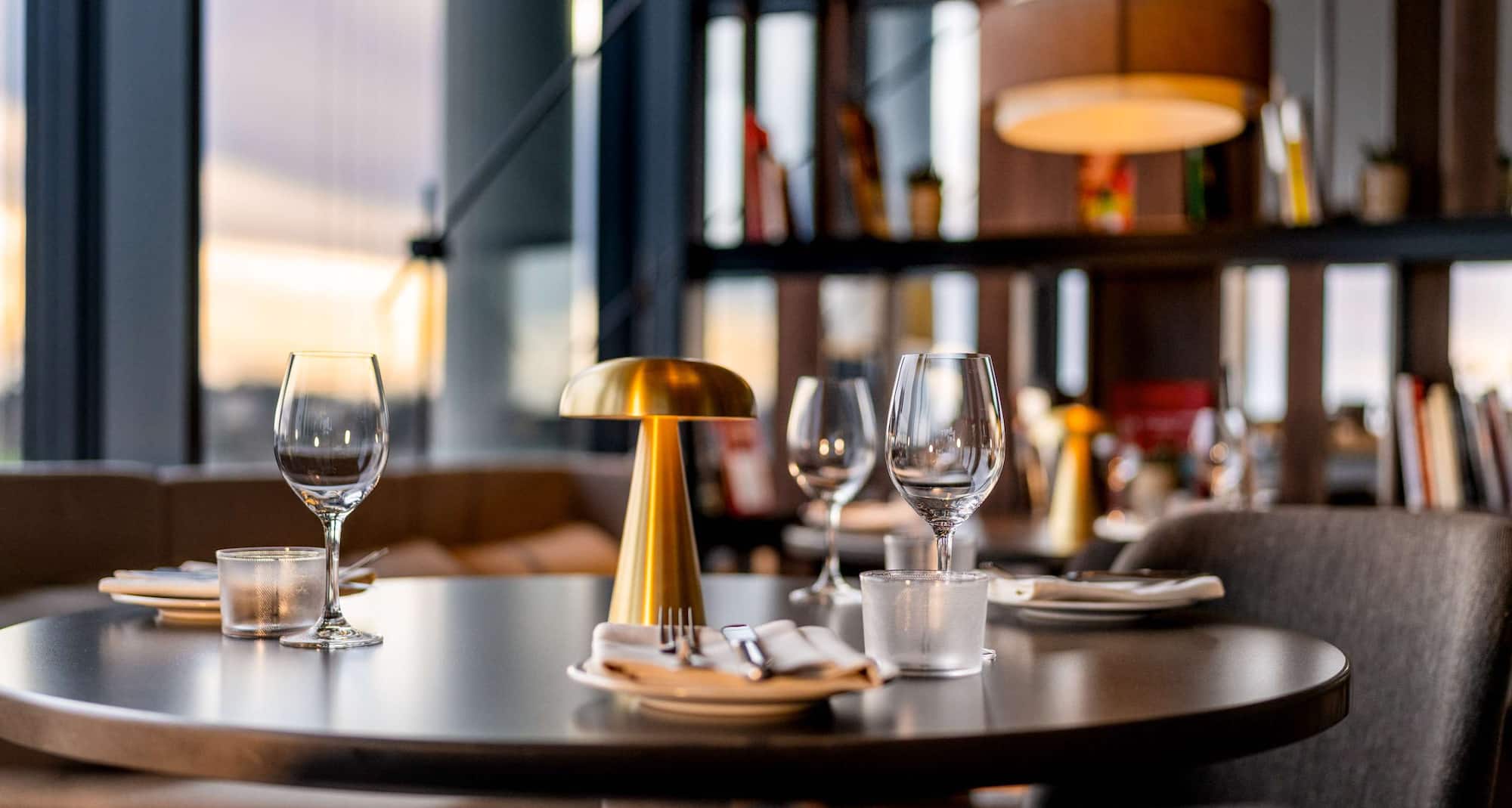 Radisson Blu Hotel at Porsche Design Tower Stuttgart - Restaurant Balaustine