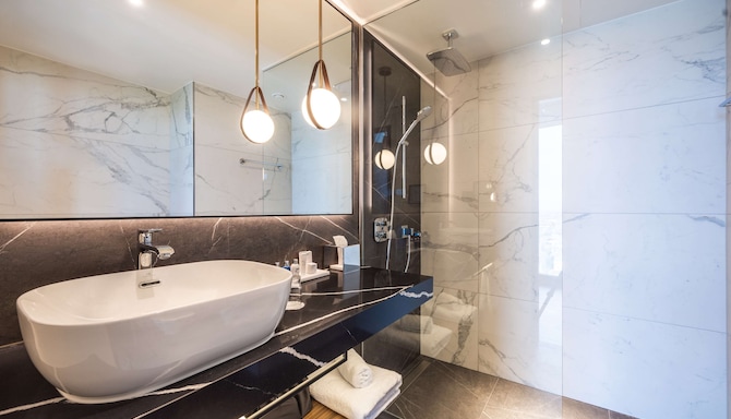 Radisson Blu Hotel at Porsche Design Tower Stuttgart - Svit badkar