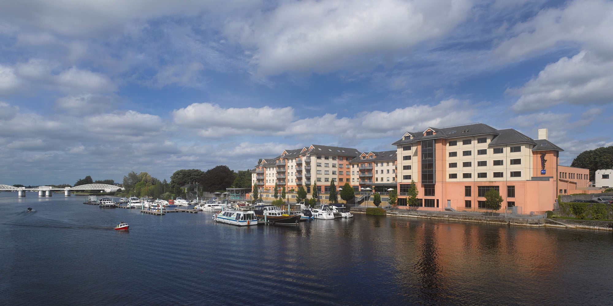 Radisson Blu Hotel, Athlone - Exterior Hotel View from River