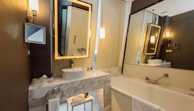 Radisson Blu Hotel, Batumi - Bathroom