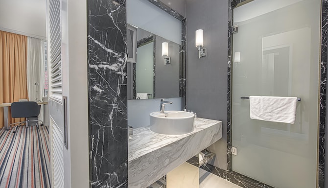 Radisson Blu Hotel, Batumi - Гостевая комната с ванной