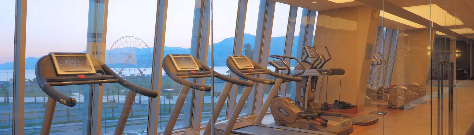 Radisson Blu Hotel, Batumi - Fitness center treadmills