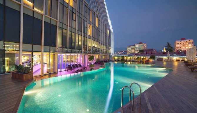 فندق Radisson Blu Hotel, Batumi - حمام سباحة في الهواء الطلق