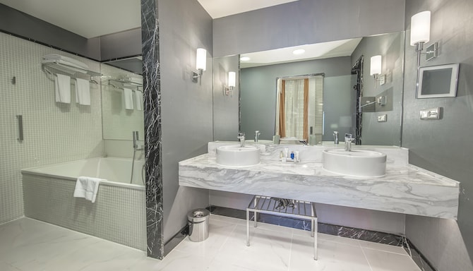 Radisson Blu Hotel, Batumi - Гостевая комната с ванной