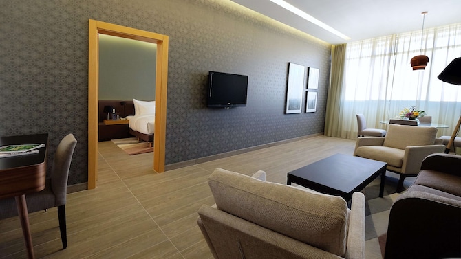 Radisson Blu Hotel, Beirut Verdun - Suite-1 Bedroom-Lounge Access