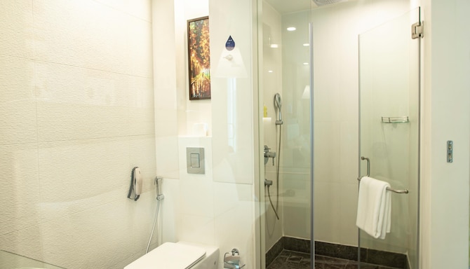 Radisson Blu Hotel, Bengaluru Outer Ring Road - One Bedroom Suite Bathroom