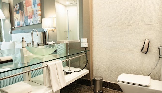 Radisson Blu Hotel, Bengaluru Outer Ring Road - One Bedroom Suite Bathroom