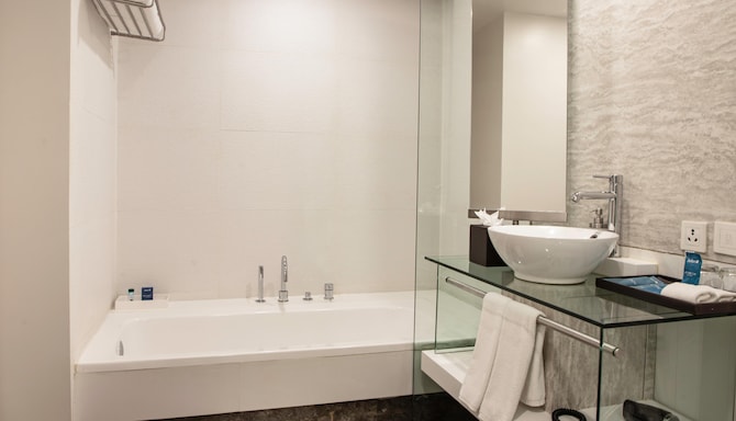 Radisson Blu Hotel, Bengaluru Outer Ring Road - Junior Suite Bathroom