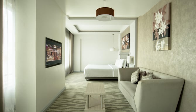 Radisson Blu Hotel, Bengaluru Outer Ring Road - Junior Suite Bathroom
