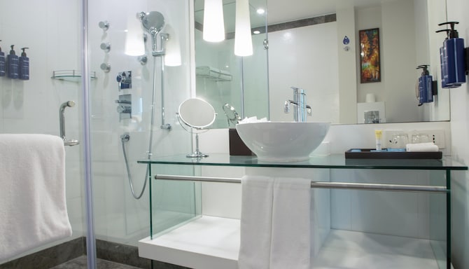 Radisson Blu Hotel, Bengaluru Outer Ring Road - Executive Suite Bathroom