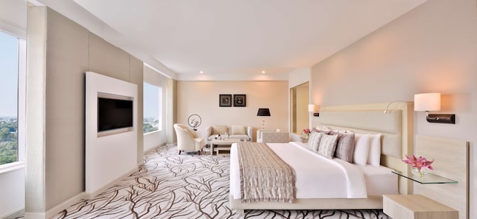 Radisson Blu Bengaluru Outer Ring Road - Presidential Suite Bedroom