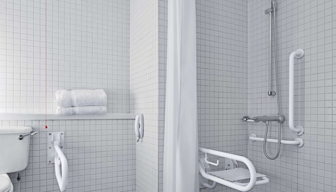Radisson Blu Hotel, Birmingham - Accessible Bathroom
