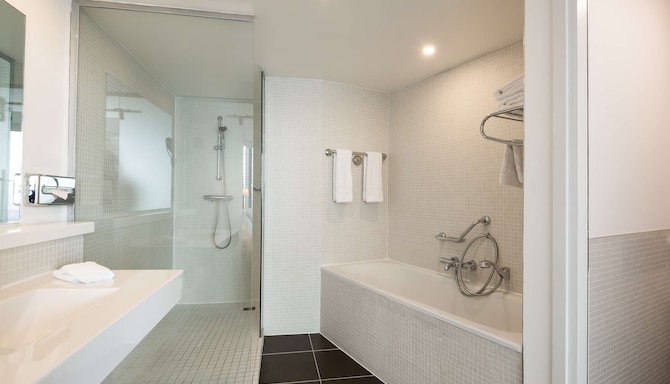 Radisson Blu Hotel, Birmingham - Suite with city view - bathroom