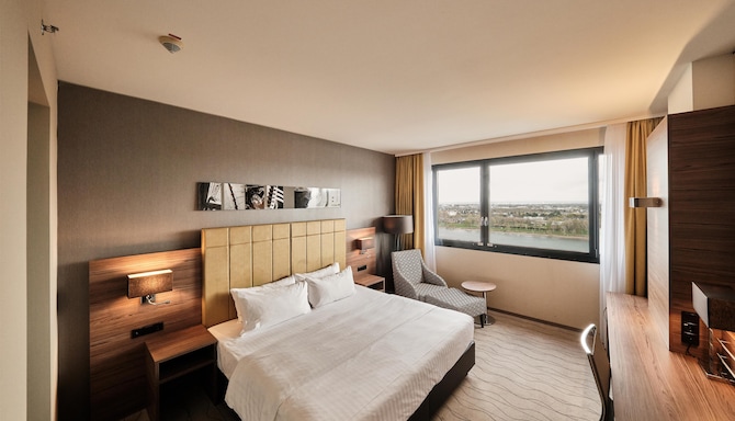 Radisson Blu Hotel, Bonn - Standard & Premium River View Room