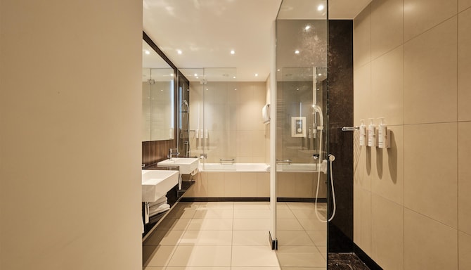 Radisson Blu Hotel, Bonn - Junior Suite Bathroom