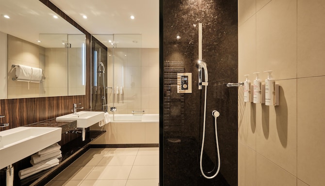 Radisson Blu Hotel, Bonn - Junior Suite City View Bathroom