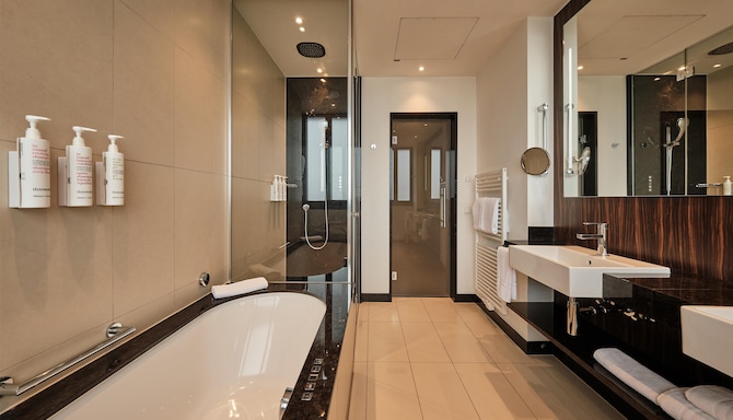 Radisson Blu Hotel, Bonn - Junior Suite River View Bathroom