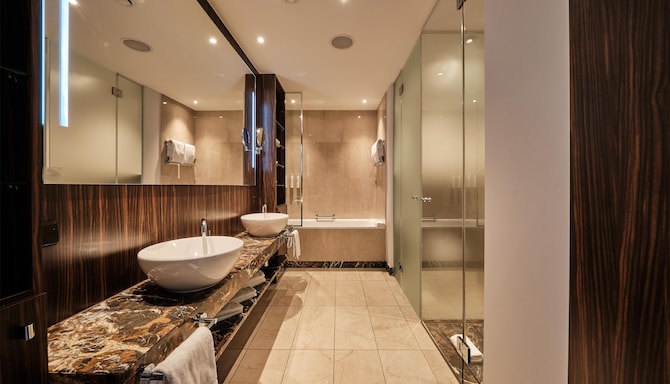 Radisson Blu Hotel, Bonn - Panorama Suite Bathroom