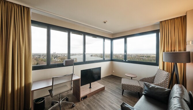 Radisson Blu Hotel, Bonn - Junior Suite River View Living Room